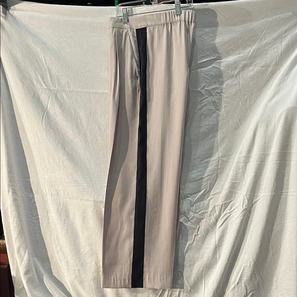 Zara Women's Beige Pants with Black Side Stripe - Picture 4 of 11